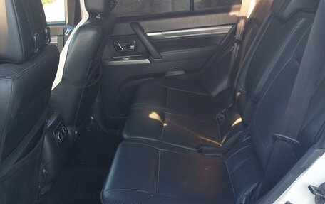 Mitsubishi Pajero IV, 2013 год, 2 130 000 рублей, 10 фотография