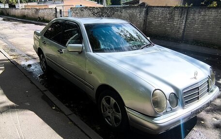 Mercedes-Benz E-Класс, 1997 год, 350 000 рублей, 2 фотография