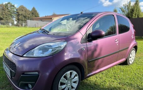 Peugeot 107 I рестайлинг, 2013 год, 490 000 рублей, 2 фотография