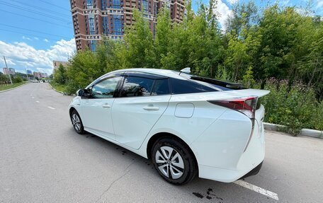 Toyota Prius IV XW50, 2016 год, 1 600 000 рублей, 3 фотография