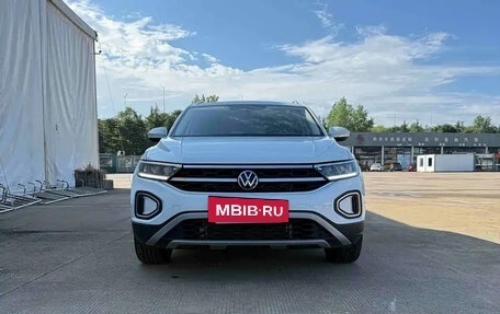 Volkswagen T-Roc I, 2023 год, 1 900 000 рублей, 3 фотография