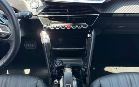 Peugeot 2008 II, 2022 год, 1 300 000 рублей, 12 фотография