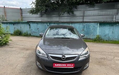 Opel Astra J, 2011 год, 999 999 рублей, 1 фотография