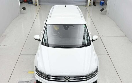 Volkswagen Tiguan II, 2019 год, 2 100 000 рублей, 2 фотография