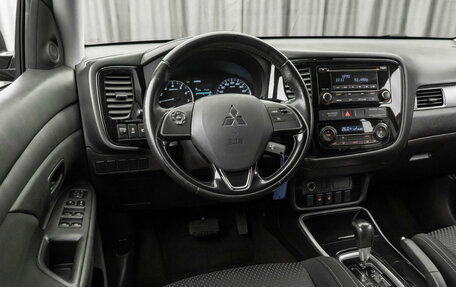 Mitsubishi Outlander III рестайлинг 3, 2017 год, 1 890 000 рублей, 7 фотография