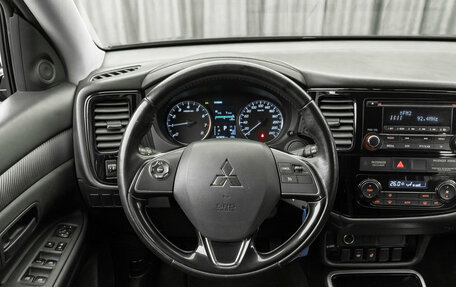 Mitsubishi Outlander III рестайлинг 3, 2017 год, 1 890 000 рублей, 10 фотография