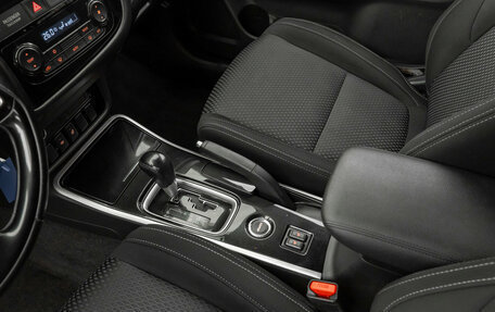 Mitsubishi Outlander III рестайлинг 3, 2017 год, 1 890 000 рублей, 14 фотография