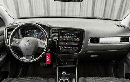 Mitsubishi Outlander III рестайлинг 3, 2017 год, 1 890 000 рублей, 8 фотография