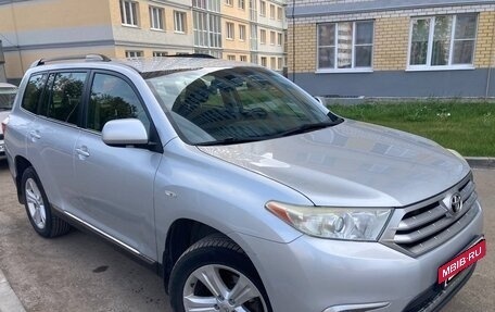 Toyota Highlander III, 2013 год, 1 900 000 рублей, 2 фотография
