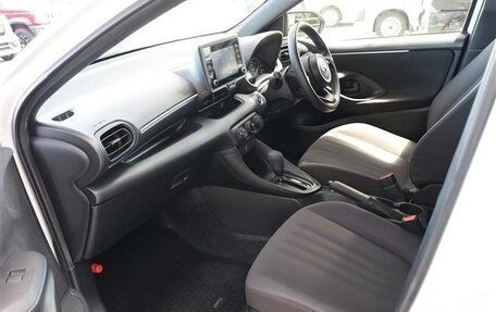 Toyota Yaris, 2023 год, 750 000 рублей, 11 фотография