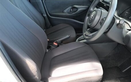 Toyota Yaris, 2023 год, 750 000 рублей, 13 фотография