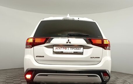 Mitsubishi Outlander III рестайлинг 3, 2018 год, 1 920 000 рублей, 6 фотография