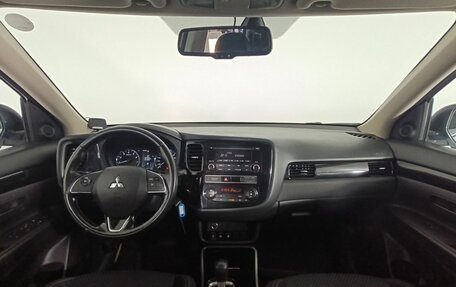 Mitsubishi Outlander III рестайлинг 3, 2018 год, 1 920 000 рублей, 11 фотография