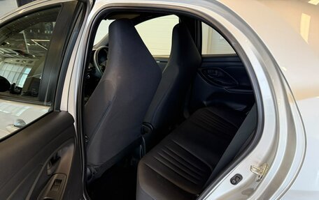 Toyota Yaris, 2021 год, 1 179 000 рублей, 19 фотография