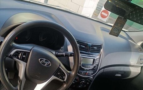 Hyundai Solaris II рестайлинг, 2011 год, 750 000 рублей, 4 фотография