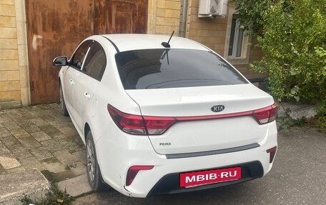 KIA Rio IV, 2018 год, 1 000 000 рублей, 2 фотография