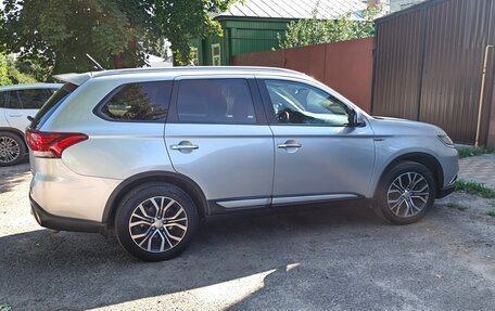 Mitsubishi Outlander III рестайлинг 3, 2016 год, 1 625 000 рублей, 5 фотография