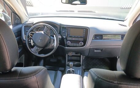 Mitsubishi Outlander III рестайлинг 3, 2016 год, 1 625 000 рублей, 9 фотография