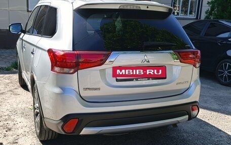 Mitsubishi Outlander III рестайлинг 3, 2016 год, 1 625 000 рублей, 6 фотография