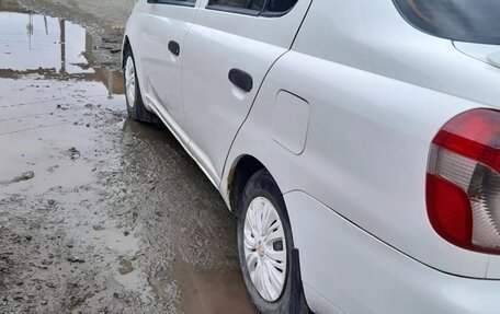 Toyota Platz, 2000 год, 300 000 рублей, 3 фотография