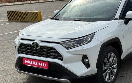 Toyota RAV4, 2019 год, 3 430 000 рублей, 2 фотография