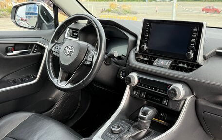 Toyota RAV4, 2019 год, 3 430 000 рублей, 21 фотография