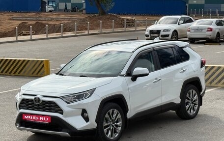 Toyota RAV4, 2019 год, 3 430 000 рублей, 10 фотография