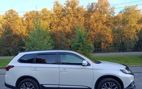 Mitsubishi Outlander III рестайлинг 3, 2017 год, 1 800 000 рублей, 4 фотография