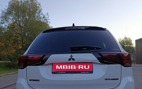 Mitsubishi Outlander III рестайлинг 3, 2017 год, 1 800 000 рублей, 6 фотография