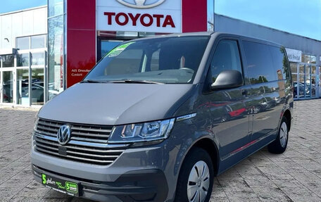 Volkswagen Multivan T6 рестайлинг, 2022 год, 4 800 000 рублей, 2 фотография