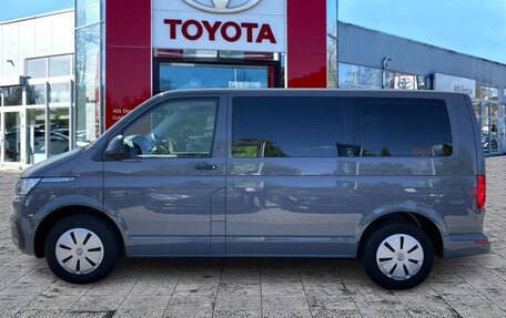Volkswagen Multivan T6 рестайлинг, 2022 год, 4 800 000 рублей, 3 фотография