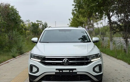 Volkswagen T-Roc I, 2023 год, 1 750 001 рублей, 2 фотография