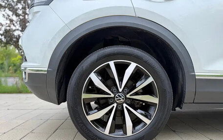 Volkswagen T-Roc I, 2023 год, 1 750 001 рублей, 10 фотография