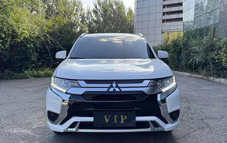 Mitsubishi Outlander III рестайлинг 3, 2022 год, 1 800 000 рублей, 3 фотография