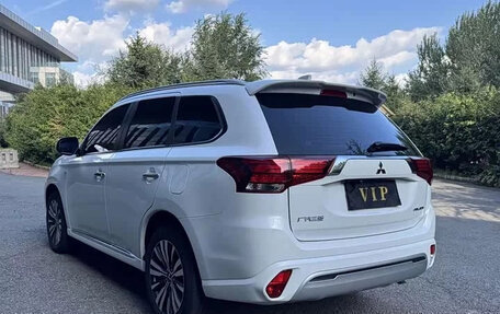 Mitsubishi Outlander III рестайлинг 3, 2022 год, 1 800 000 рублей, 4 фотография