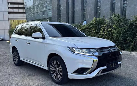 Mitsubishi Outlander III рестайлинг 3, 2022 год, 1 800 000 рублей, 2 фотография