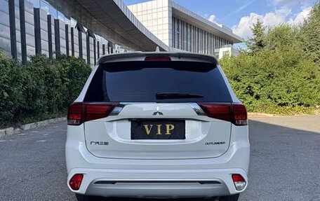 Mitsubishi Outlander III рестайлинг 3, 2022 год, 1 800 000 рублей, 6 фотография
