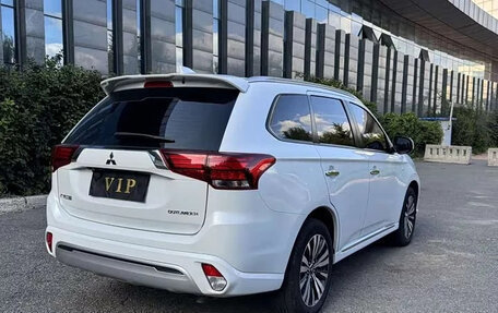 Mitsubishi Outlander III рестайлинг 3, 2022 год, 1 800 000 рублей, 5 фотография