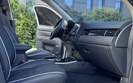 Mitsubishi Outlander III рестайлинг 3, 2022 год, 1 800 000 рублей, 12 фотография