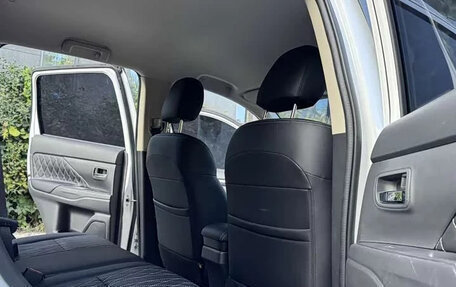 Mitsubishi Outlander III рестайлинг 3, 2022 год, 1 800 000 рублей, 11 фотография