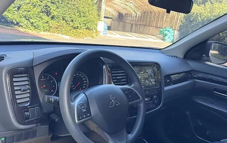 Mitsubishi Outlander III рестайлинг 3, 2022 год, 1 800 000 рублей, 8 фотография