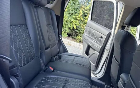 Mitsubishi Outlander III рестайлинг 3, 2022 год, 1 800 000 рублей, 10 фотография