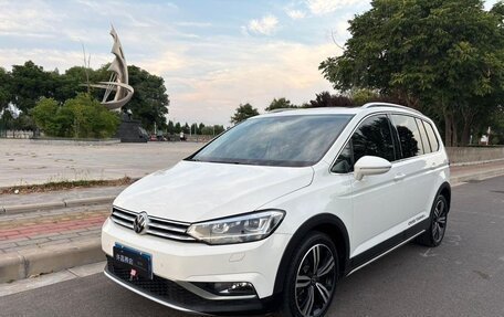 Volkswagen Touran III, 2022 год, 1 770 000 рублей, 2 фотография
