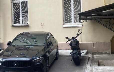 Mercedes-Benz E-Класс, 2020 год, 3 000 000 рублей, 4 фотография