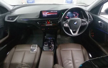 BMW 1 серия, 2024 год, 2 100 000 рублей, 3 фотография