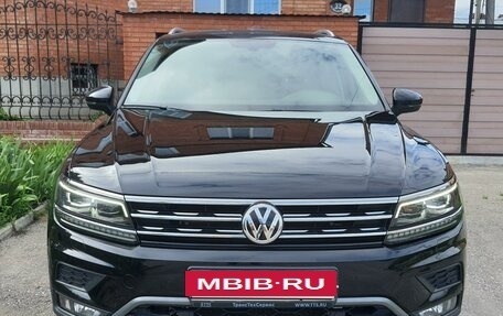 Volkswagen Tiguan II, 2018 год, 2 500 000 рублей, 3 фотография