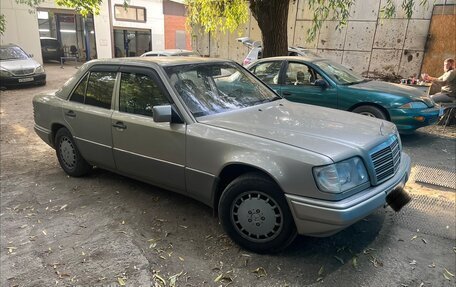 Mercedes-Benz E-Класс, 1994 год, 900 000 рублей, 1 фотография