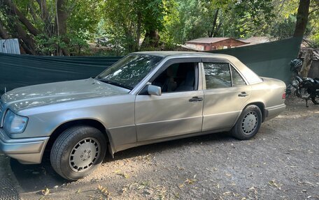 Mercedes-Benz E-Класс, 1994 год, 900 000 рублей, 2 фотография