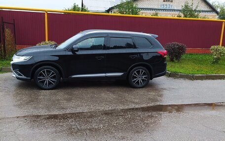 Mitsubishi Outlander III рестайлинг 3, 2015 год, 1 890 000 рублей, 4 фотография