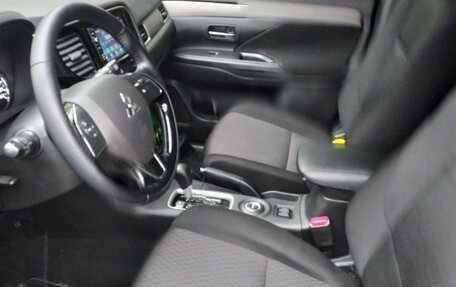 Mitsubishi Outlander III рестайлинг 3, 2015 год, 1 890 000 рублей, 10 фотография
